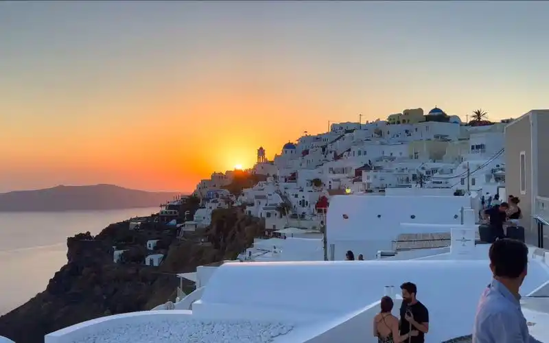 希腊标志性岛屿爱琴海圣托里尼傍晚时分的迷人景色 4k hdr 60fps