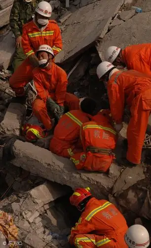 汶川地震中军人救援的瞬间催人泪下,军民一家亲