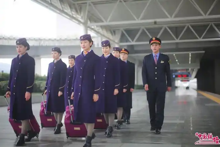 这条时速350公里的高铁即将开通乘务员制服照亮相