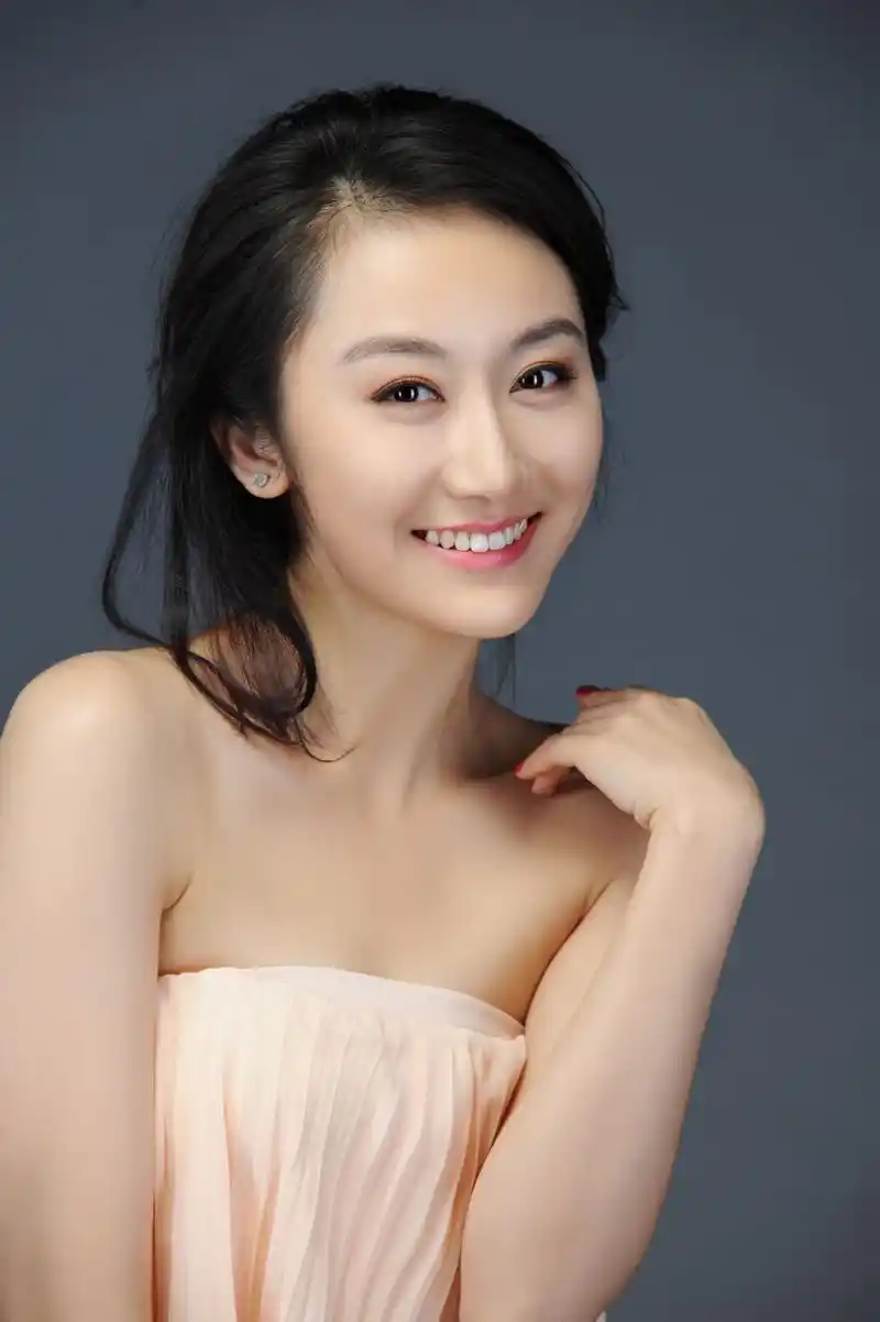 蒋方婷真是百年难遇的美女,肤如凝脂,面如桃花,如此灿烂