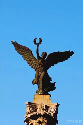 雕塑的顶部是西方的和平女神像,传说是太阳的九女儿.