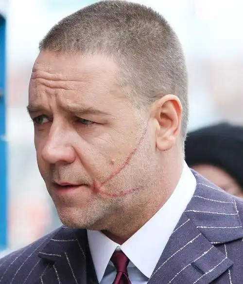 罗素克劳拍新片冬日的故事脸部惊现骇人伤疤