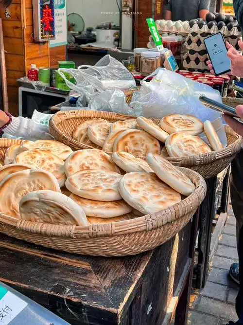 西安不能堂食第1天01来回民街排队买饦饦馍