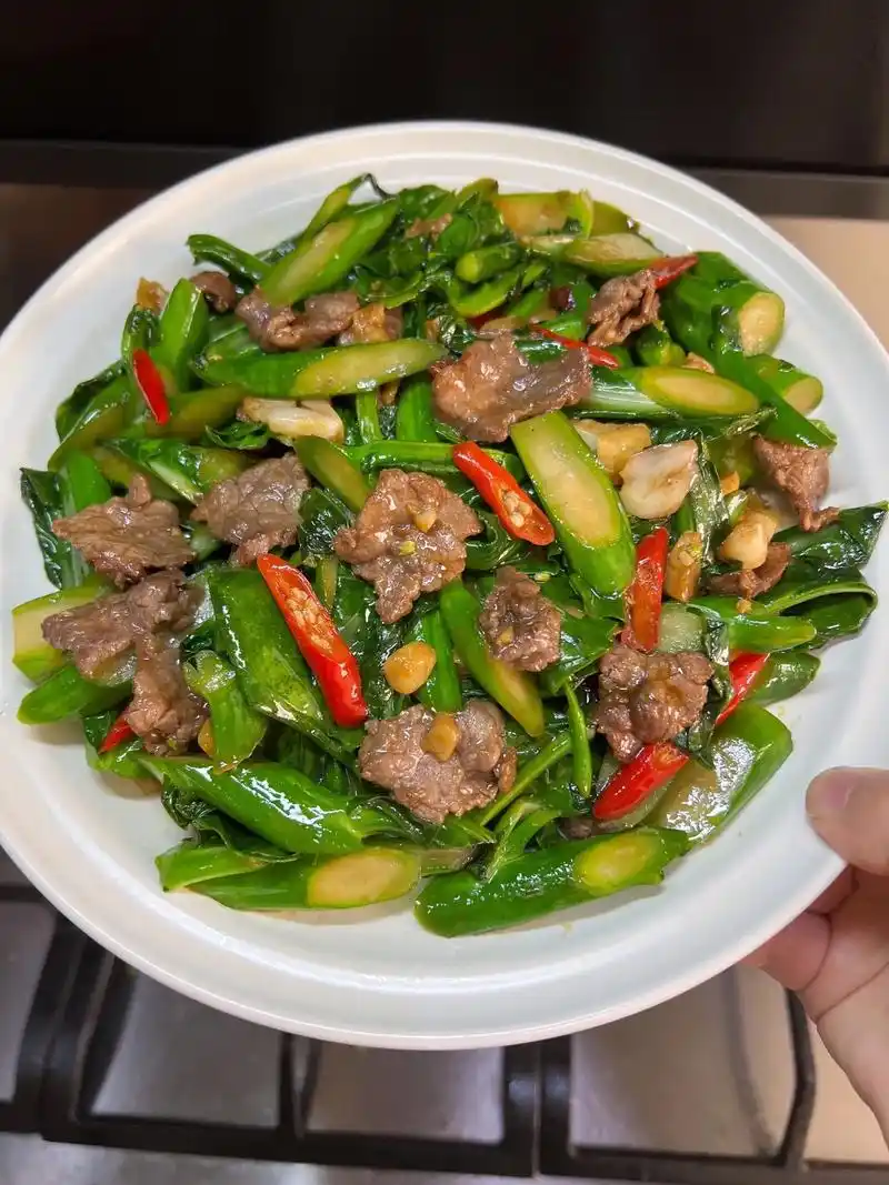芥蓝炒牛肉,上桌就秒光啦,太太太香了.今天看到了新鲜的小芥蓝 - 抖音