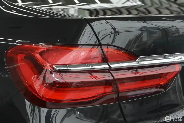 【宝马7系2016款730li 领先型尾灯侧45度俯拍汽车图片-汽车图片大全】