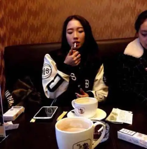 郑爽抽烟又被拍到!这次男朋友在身边粉丝百口莫辩!女明星谁抽烟