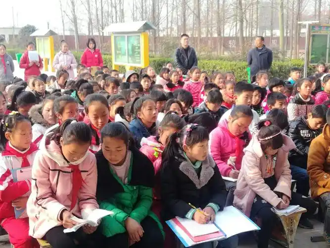 新店三小召开 学雷锋 见行动 主题队会