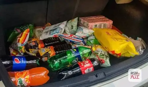 满满一车的零食,都是为男神女神们精心挑选的哦!