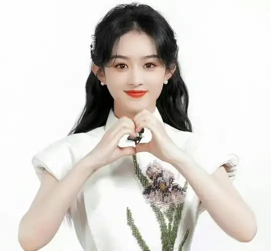 启月夫妇世纪同台赵丽颖穿国风旗袍高调登上央视舞台造型封神