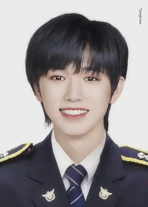 宋亚轩美式证件照