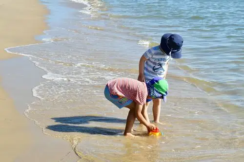 海边戏水的孩子们