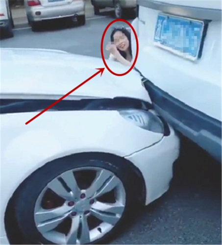 400万阿斯顿马丁追尾路虎,车损6位数,车主女司机,笑着面对事故