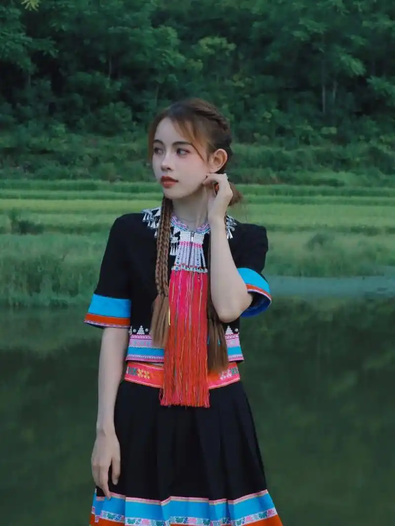 蓝靛瑶,系瑶族的一个支系,因穿着用蓝靛染的衣物而得名,专以种植马蓝