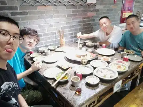 四个人吃火锅合影