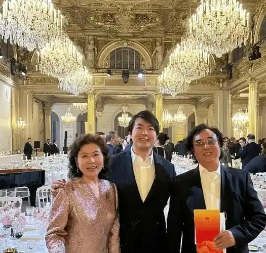 郎朗与母亲在国外欢聚!71岁周秀兰一点都不显老,母子同框似姐弟