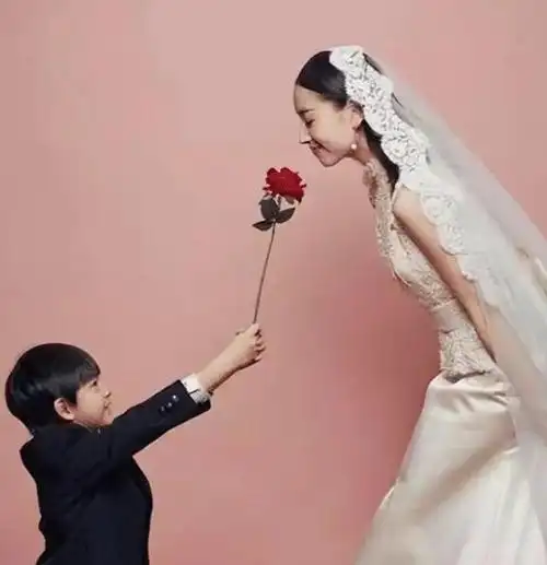 多少亿都救不了李嘉欣的儿子,母子共浴接吻,怎么当妈的?