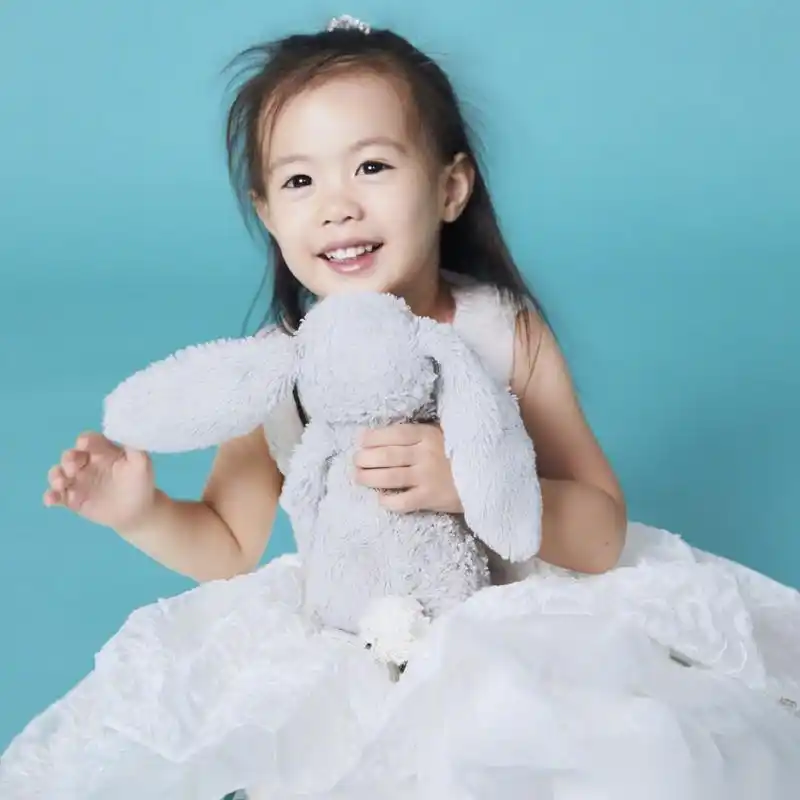 在女儿三周岁之际,陶昕然发文表示:成为你的妈妈是我最幸运的事,生日