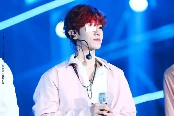 红发啵啵虎边伯贤,戴眼罩,仙子仙气飘飘