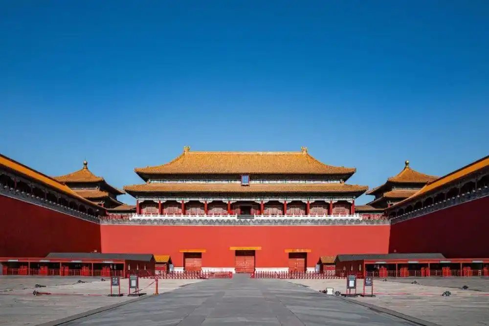 正面看有三个门洞午门可不是能随意出入的在古代午门展厅吸引了众多