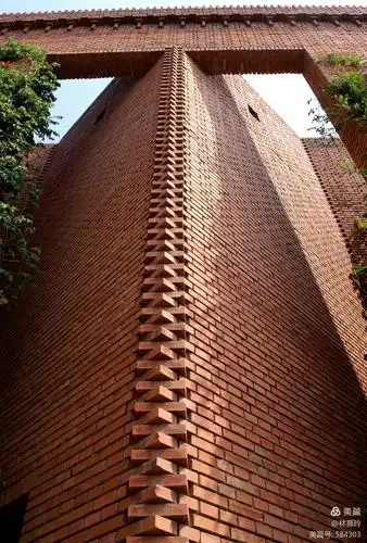 高耸的围墙,通体的红砖,看似普通,实不一般.