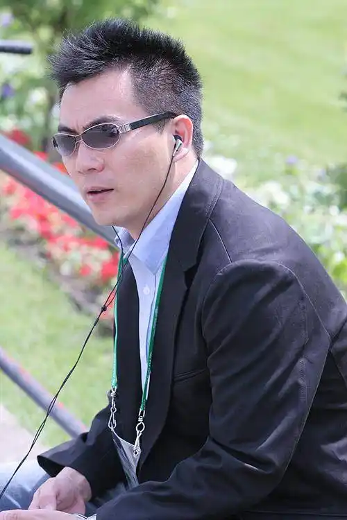 陆幽诉讼黄健翔准备万全 现身法庭准备超厚材料