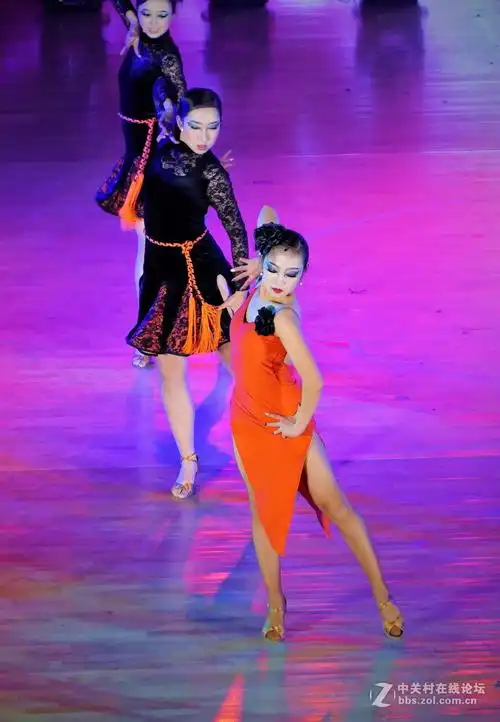 大学生跳拉丁舞