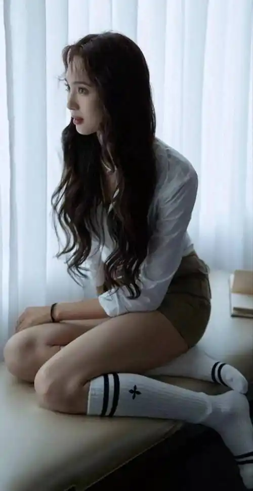 明星|王紫璇|玉足的美腿和性感的装扮_时尚_文胸_睡衣