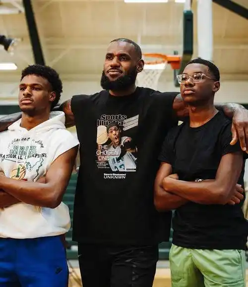 小托马斯盛赞詹姆斯:跟二儿子一起打球就可谓完美退役!