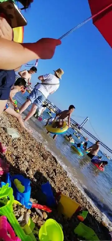 大连爆料#  十几岁的孩子竟然在海边裸泳,不知道家长怎么想的
