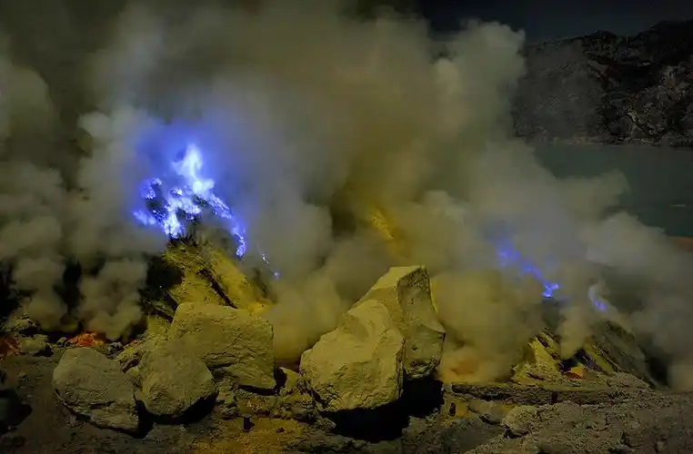 这群旷工冒着生命危险采硫黄,一天收入不过40元_硫磺