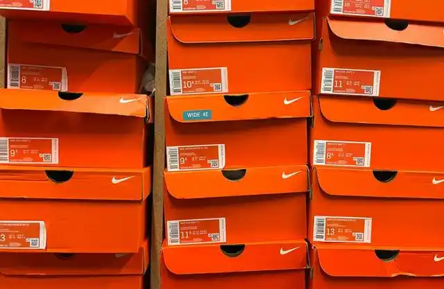 国外女子偷家快递仓库价值6万美金的nike球鞋被零元购