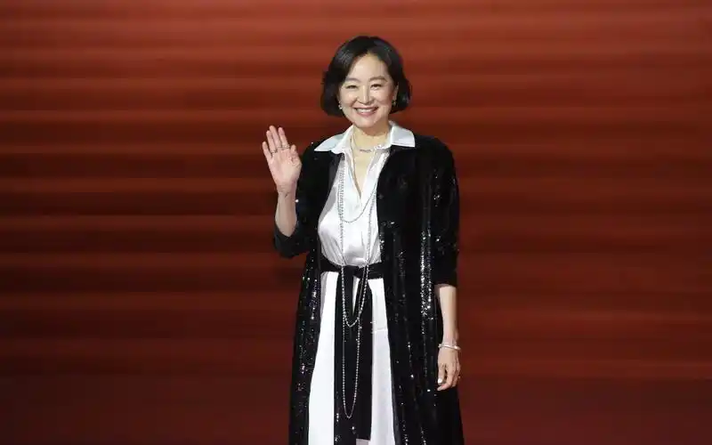 台北现场:时代美人林青霞红毯上优雅自若 采访时反差可爱