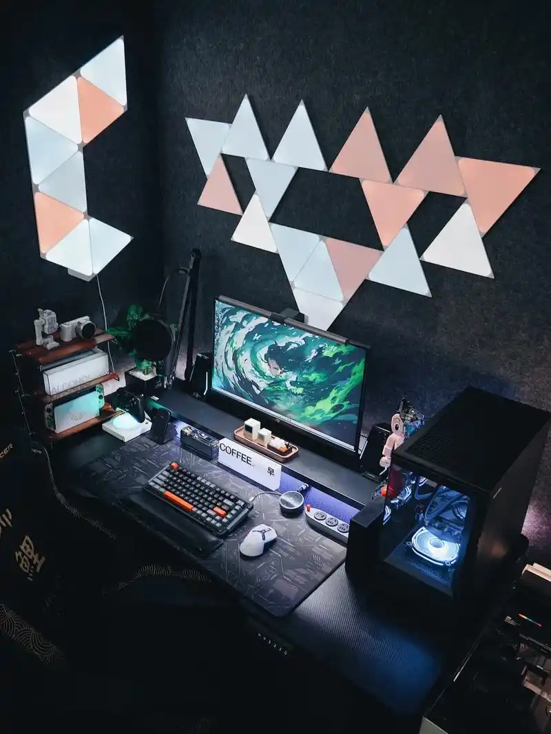 2㎡的电竞房92|沉浸式的游戏体验太爽了.这套电竞房的桌搭初 - 抖音