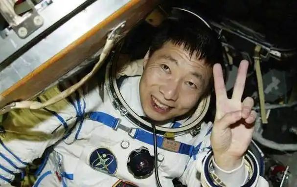 杨利伟自神舟五号以后,再也不能返回太空?你看他本人怎么说的_体检_问