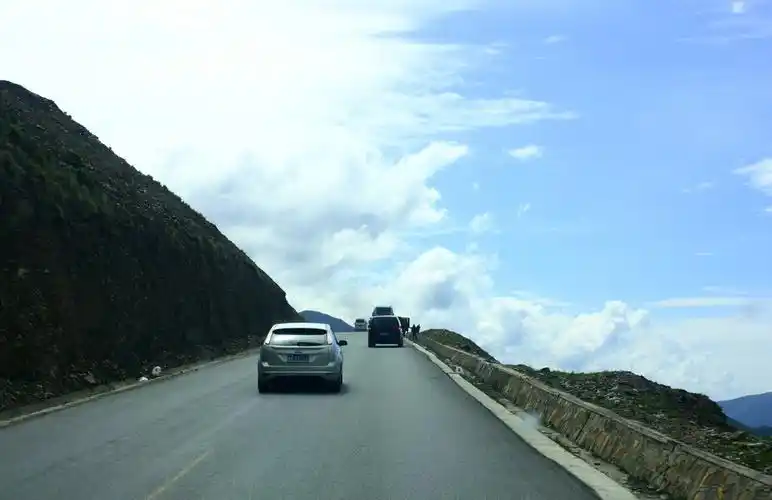 山路行车,平时在城市开惯了平坦的公路,有一种道路要注意,许多车主会