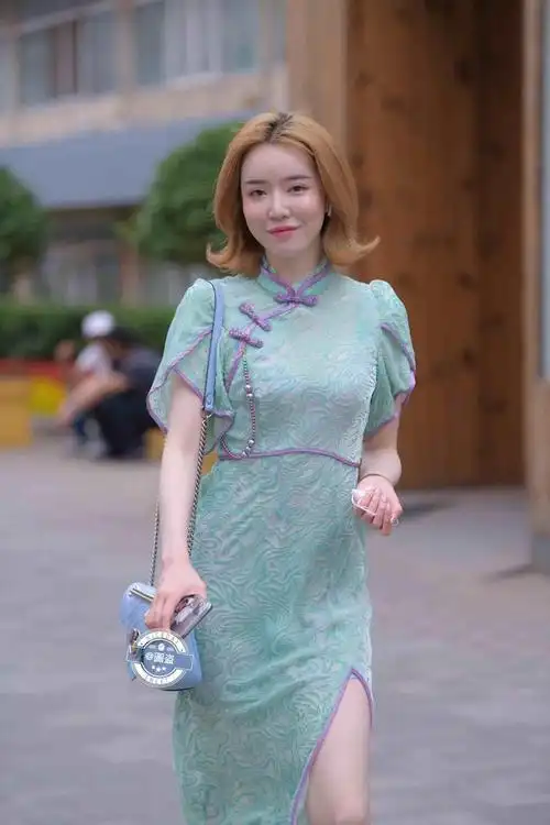 一貌倾城的短裙美女,日常着装的风格显得个性又有型,好看时尚