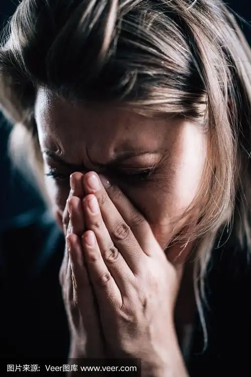 恐惧和焦虑,女性表现出强烈的负面情绪