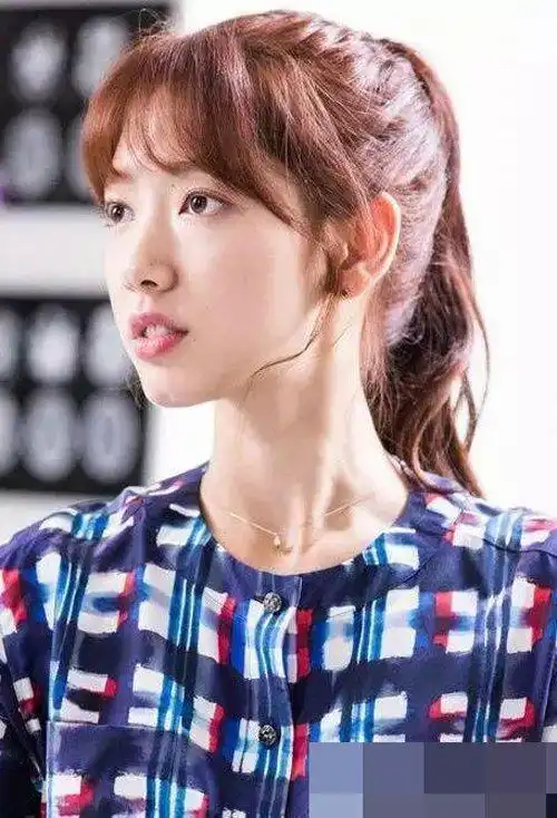 专属大脸风尚歪扎马尾辫子 韩式高辫炫出女生魅力风采