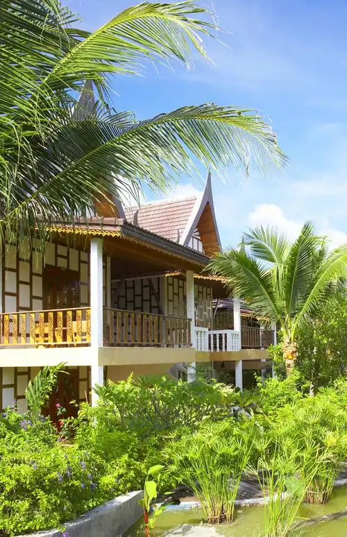 不错的泰式风格现代别墅在热带环境中的视图