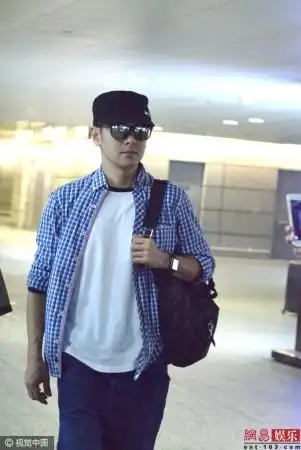 林志颖现身机场童颜不老 给粉丝签名显亲民