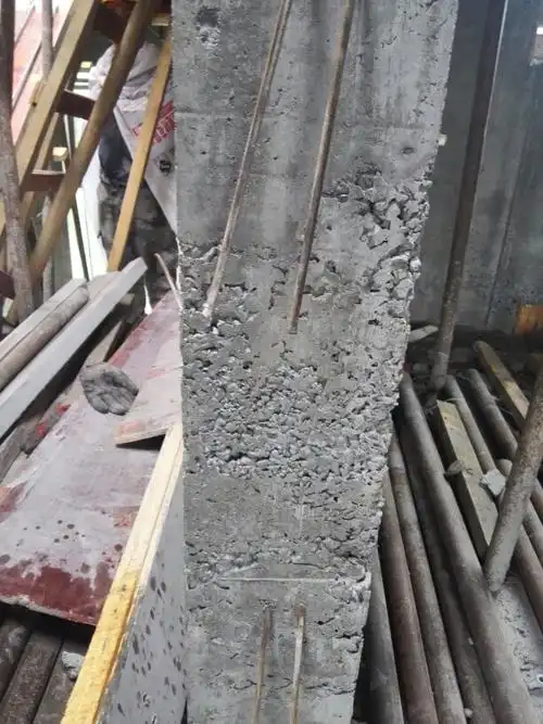 砼底部和边线出现蜂窝麻面,是什么原因,配合比应做什么调整?