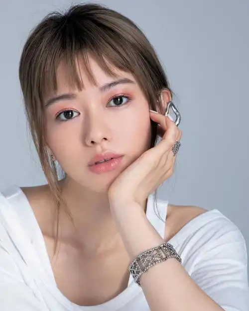 24岁女星山本舞香无戏可拍,转型时尚路线被赞国际感十足