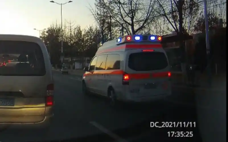 【出警】北京急救中心威霆救护车使用救护音快速通过晚高峰时的兴亦路