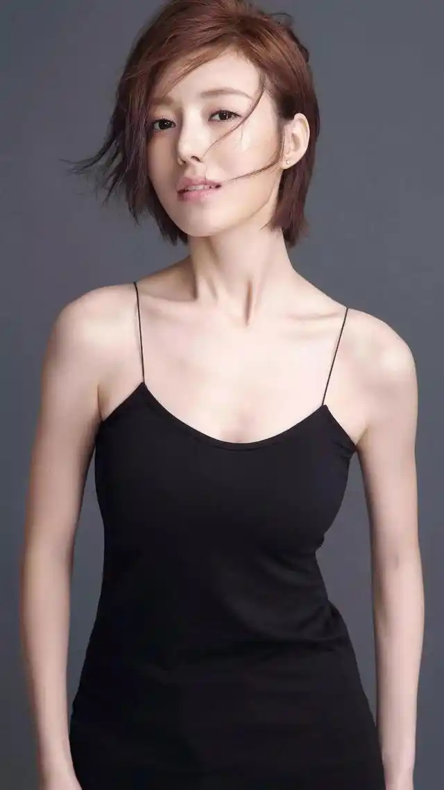 何美璇|夏日写真曝光,小露香肩尽显青涩美,我们要一直在一起