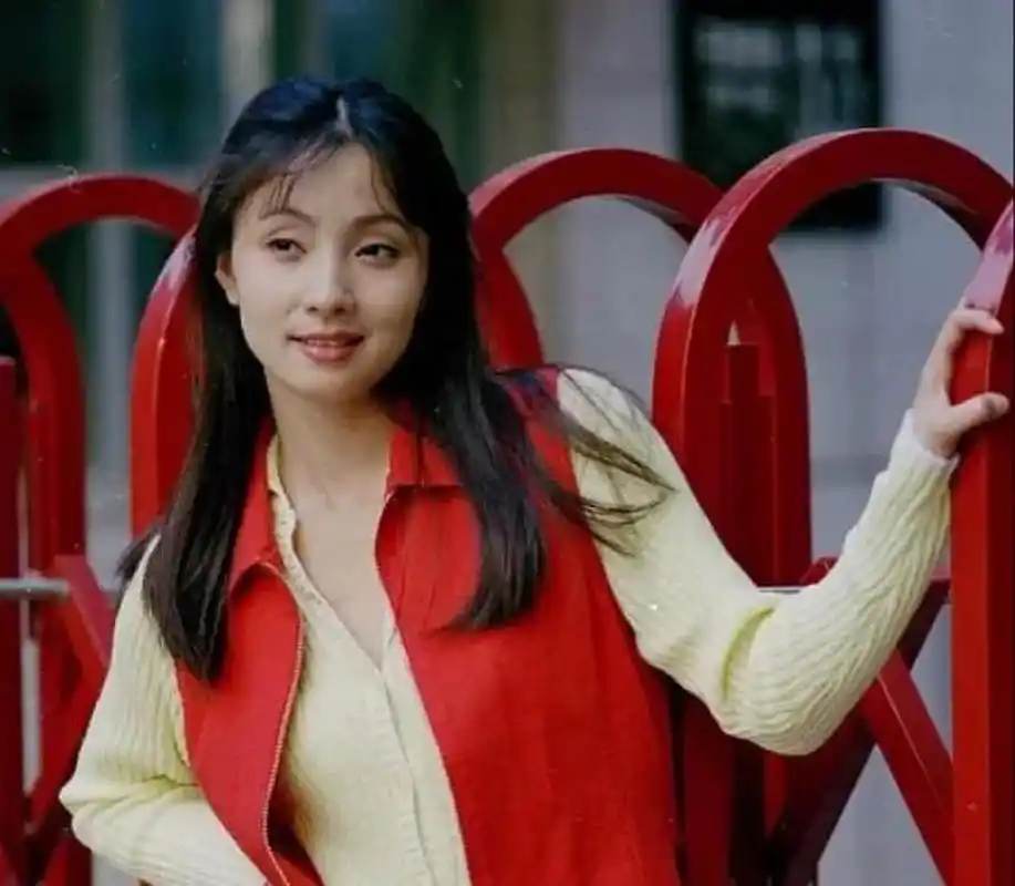 年轻时的小陶虹的美是那种没有侵略性的美,笑眼弯弯,特别讨人喜欢,一