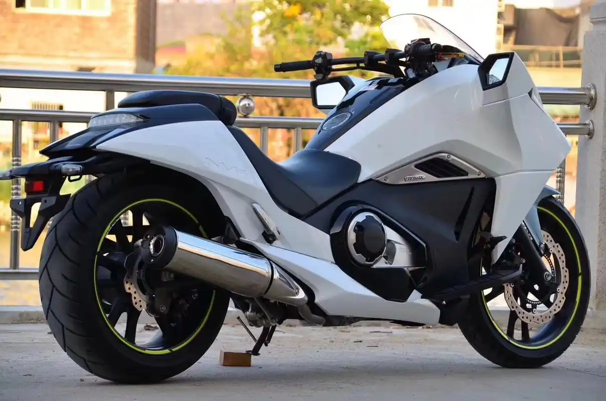 实拍本田巡航摩托车nm4!