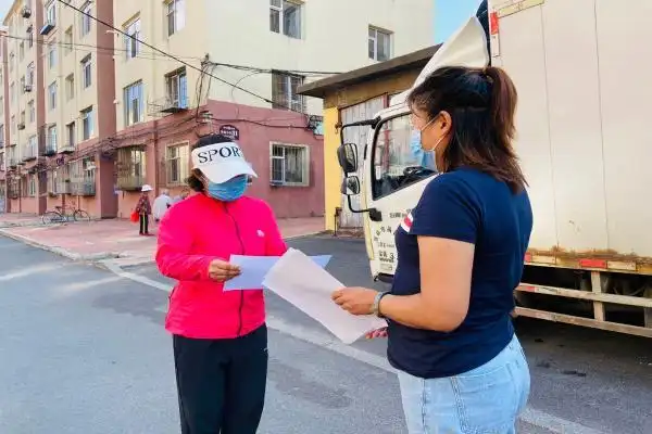 图为社区工作人员以发传单的方式宣传文明祭祀