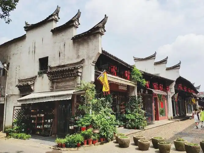 义乌古称"乌伤",义乌的景点有佛堂古镇,李祖村,双乔彩稻公园,义乌之心