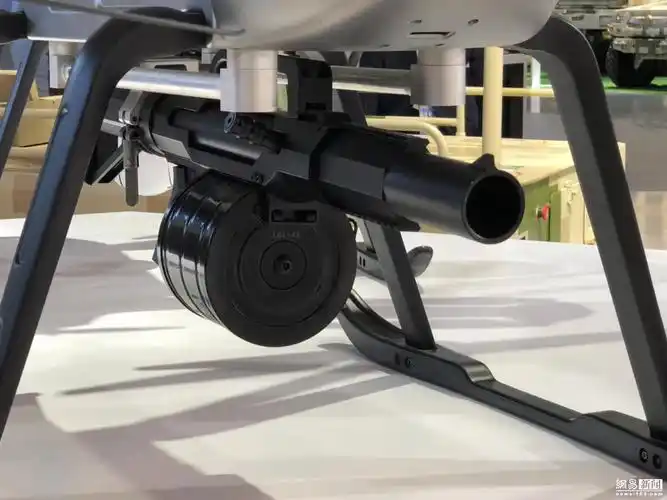 国产无人轰炸直升机亮相 可挂4枚航弹