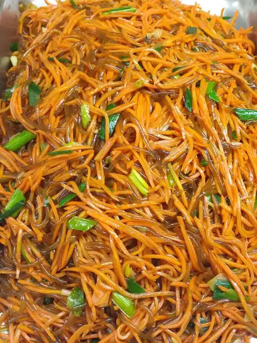 胡萝卜炒粉条3元